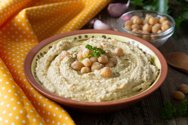 Ein Schüssel mit Hummus