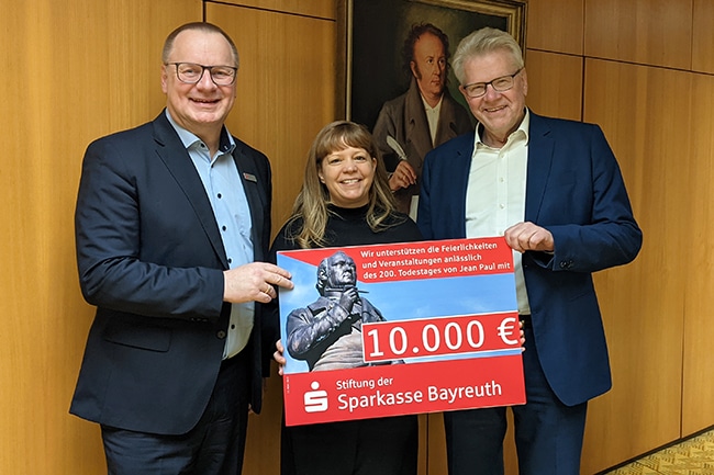 Wolfram Münch, Eva Christina Bär und Thomas Ebersberger halten einen symbolischen Scheck in der Hand