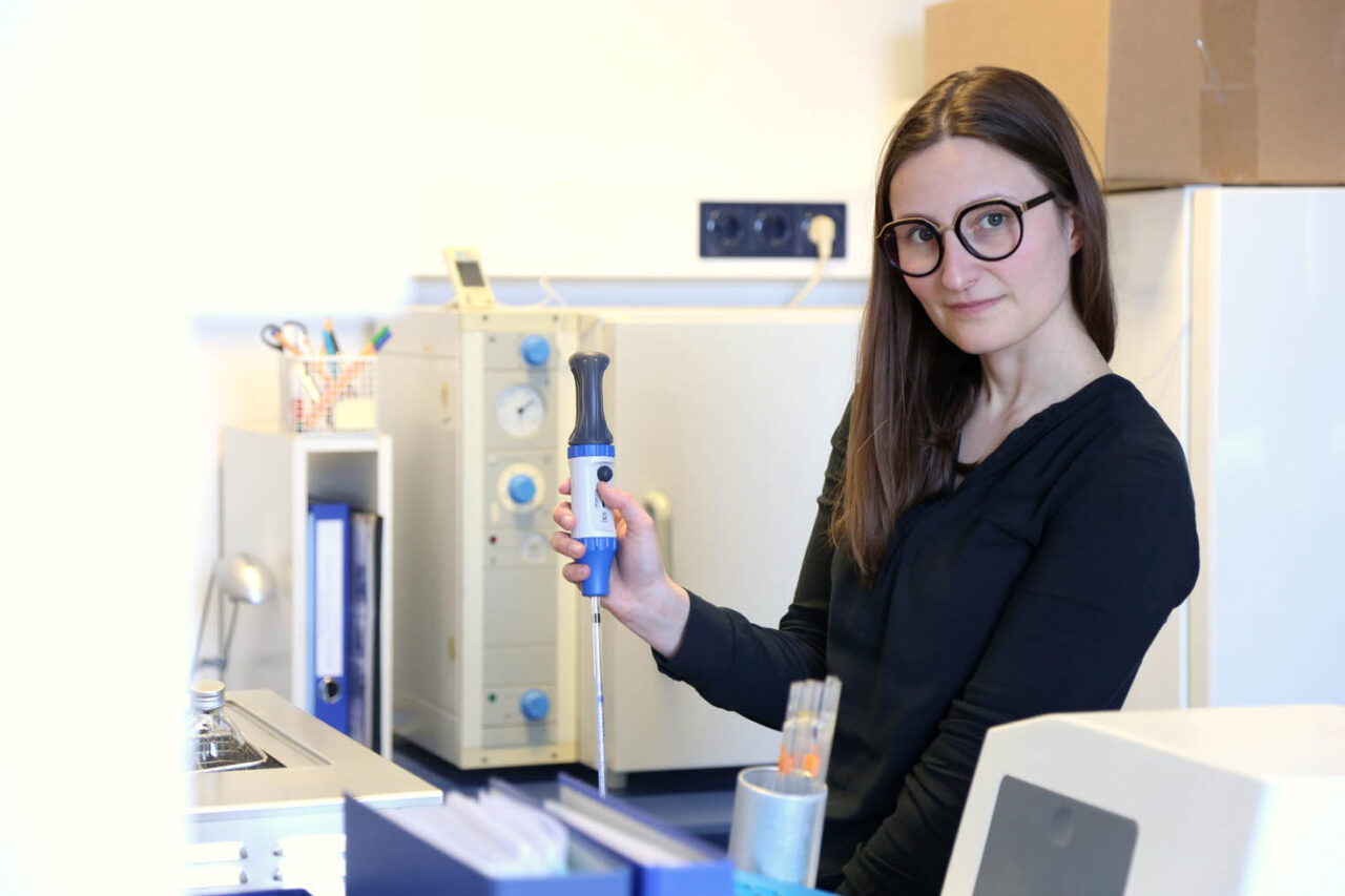 Eine Frau steht in einem Labor für Wasserqualität. | Foto: Stadtwerke Bayreuth