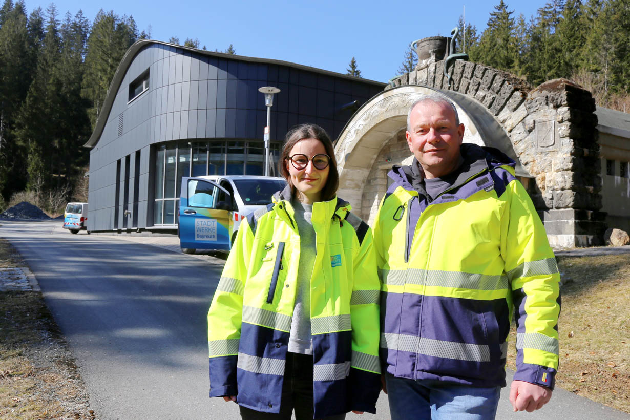 Helena Skrobranek und Oliver Becker von den Stadtwerken Bayreuth.
