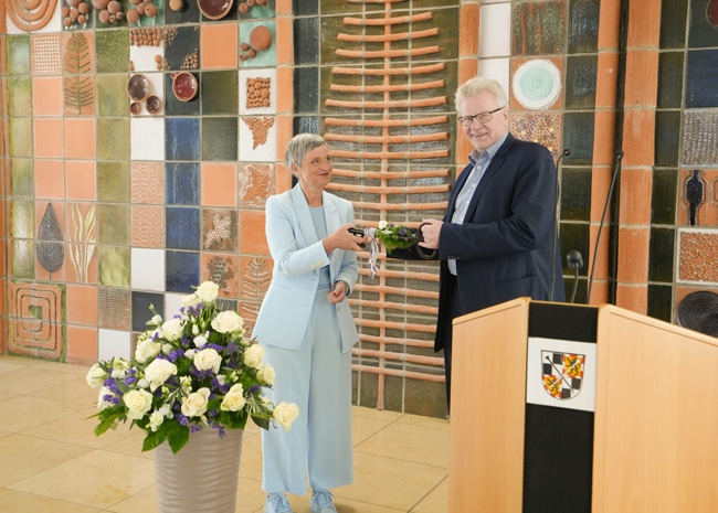Oberbürgermeister Thomas Ebersberger hat am Donnerstag, 10. April, den Schulschlüssel und damit das sanierte Schulgebäude an Rektorin Katrin Küffner übergeben.