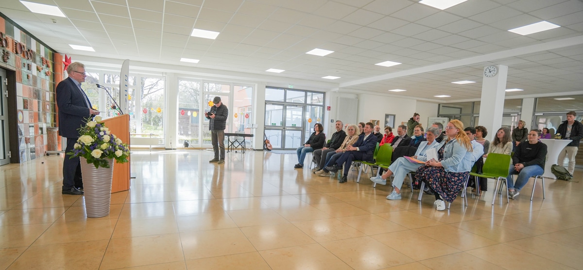 Im Rahmen einer Feierstunde hat Oberbürgermeister Thomas Ebersberger vor zahlreichen Ehrengästen die sanierte Grundschule Meyernberg an die Schulfamilie übergeben.