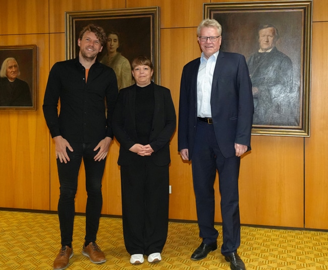 Sie freuen sich auf ein gelungenes Jubiläumsjahr „150 Jahre Bayreuther Festspiele“: Oberbürgermeister Thomas Ebersberger, Kulturreferentin Eva Christina Bär und Projektleiter Florian André Unterburger. | Foto: Stadt Bayreuth