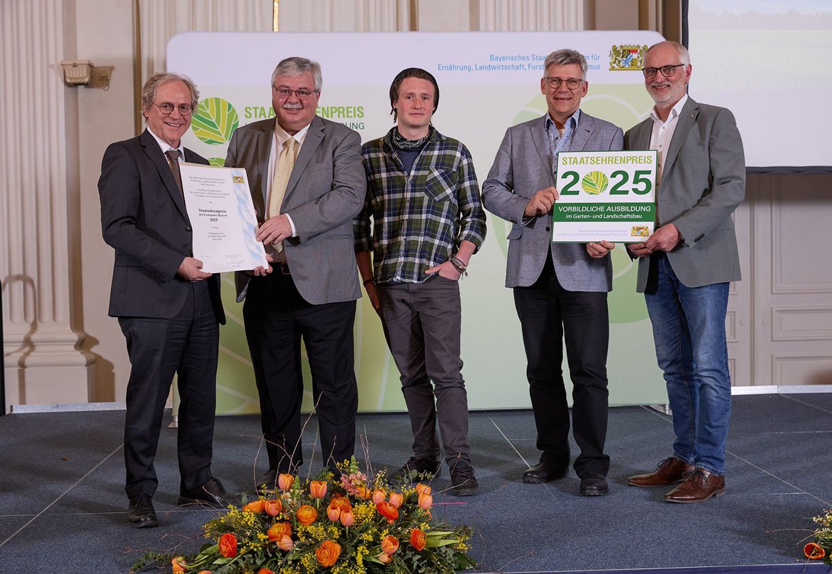Aus den Händen von Abteilungsleiter Dr. Maximilian Wohlgschaft vom Bayerischen Landwirtschaftsministerium nahm Stadtgartenamtsleiter Robert Pfeifer die Auszeichnung als „vorbildlicher Ausbildungsbetrieb“ entgegen; sehr zur Freude von Auszubildendem Manfred Bindl und dem Ausbilder im Stadtgartenamt, Arnd Sesselmann, sowie Dietmar Lindner, Präsident des Verbandes Garten-, Landschafts- und Sportplatzbau Bayern. Foto: Bayerisches Staatsministerium für Ernährung, Landwirtschaft, Forsten und Tourismus