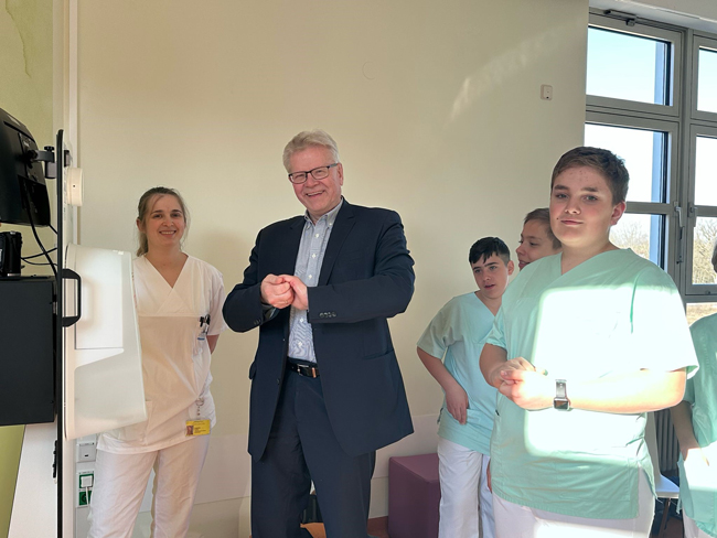 Mit mehreren Jungen nahm Oberbürgermeister Thomas Ebersberger am Girls’Day und Boys’Day im Klinikum Bayreuth teil und warf einen Blick in den Alltag in einer Pflegestation. Foto: Stadt Bayreuth