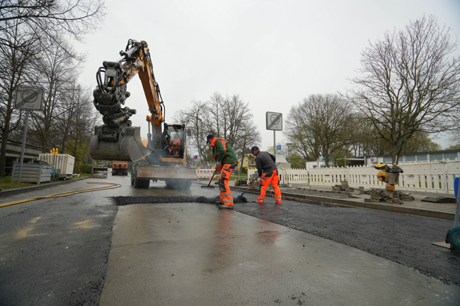 Anfang dieser Woche ist ein für die Zufahrt zum Kreuzsteinbad wichtiger Abschnitt der Frankengutstraße asphaltiert worden. Noch bis zum Juli 2025 wird hier ein 220 Meter langer Mischwasserkanal saniert. Foto: Stadt Bayreuth
