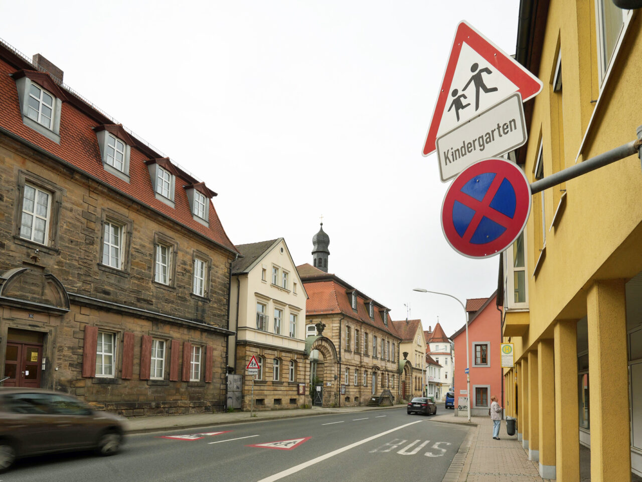 Straßenzug mit Warnschild. | Foto: Stadt Bayreuth