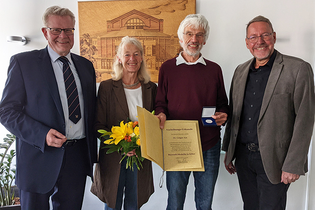 Das Foto zeigt von rechts: Dr. Stefan Specht, Dr. Gregor Aas mit Lebensgefährtin Dr. Marianne Lauerer und Oberbürgermeister Thomas Ebersberger.