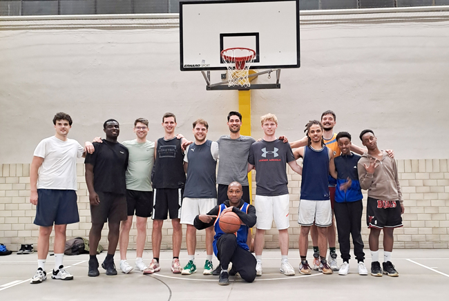 Die drei besten Teams des Abschlussturniers der 23. Saison im Mitternachtsbasketball.