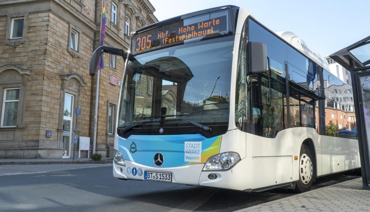 Ein Stadtbus steht an einer Haltestelle. | Foto: Stadtwerke Bayreuth