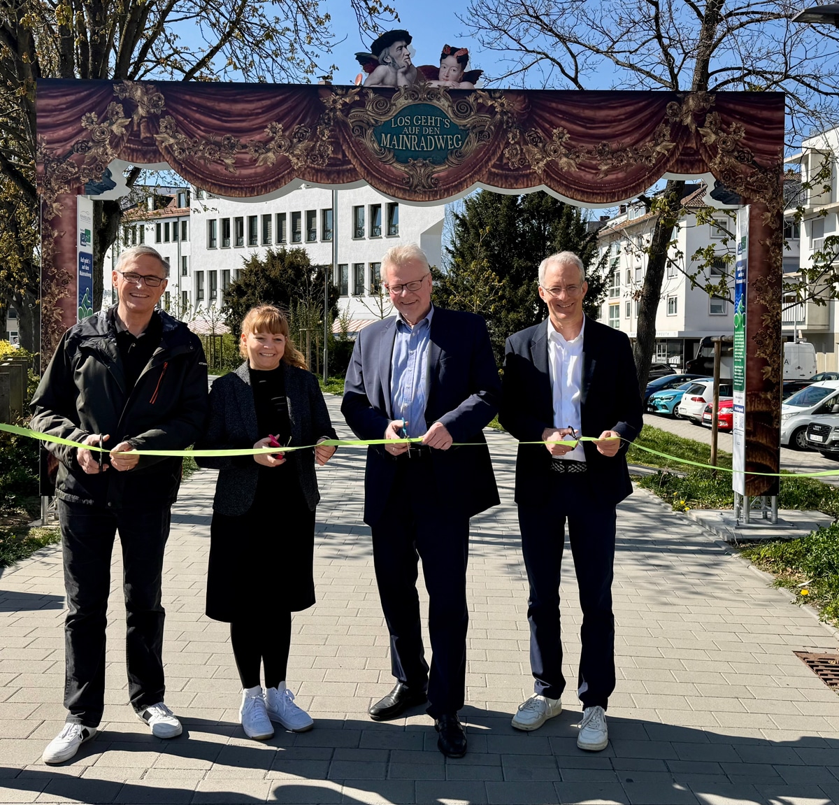 Dr. Michael Hohl, Vorsitzender des Vereins Marketing & Tourismus Region Bayreuth e.V, Wirtschafts- und Kulturreferentin Eva Christina Bär, Oberbürgermeister Thomas Ebersberger und Dr. Manuel Becher, Geschäftsführer der BMTG (v. li.), eröffnen das neue Willkommens-Tor. Foto: BMTG