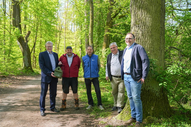 Freuen sich über 120 neue Nistkästen im Studentenwald: (v. li.) Oberbürgermeister Thomas Ebersberger, Stadtförster Dirk Muschik, Dr. Wolfram Schulze (LBV), Stadtgartenamtsleiter Robert Pfeifer und der Geschäftsführer der Hospitalstiftung Bayreuth, Ulrich Bertelshofer. Foto: Stadt Bayreuth