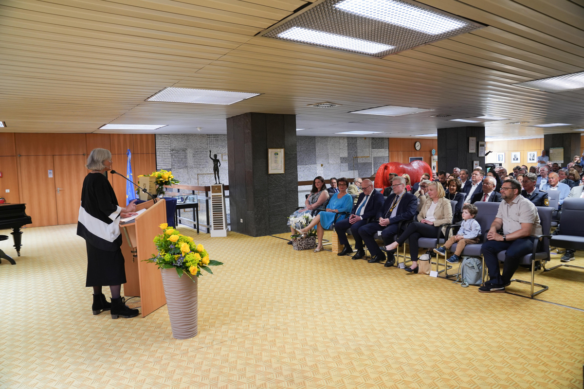 In einer bewegenden Rede hat die Leiterin des Rechtsamts, Ruth Fichtner, die zum 1. Mai das Referat Personal, Recht, öffentliche Sicherheit und Ordnung der Stadt Bayreuth übernimmt, die Verdienste ihres Vorgängers und Berufsmäßigen Stadtrats Ulrich Pfeifer (erste Reihe, 3. v. li.) gewürdigt. Foto: Stadt Bayreuth
