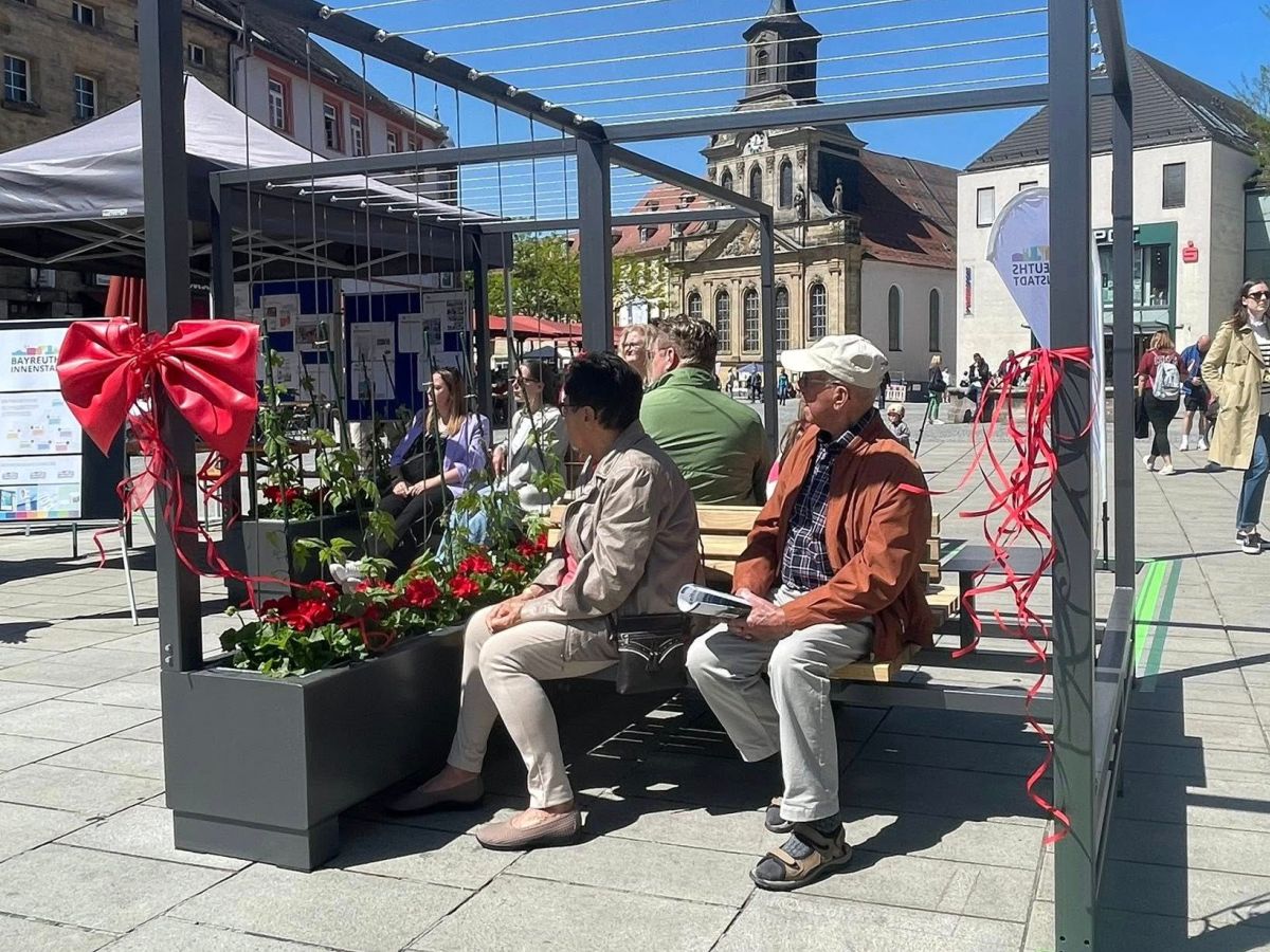 Eine Frau und ein Mann Sitzen in einem der "Grünen Wohnzimmern"