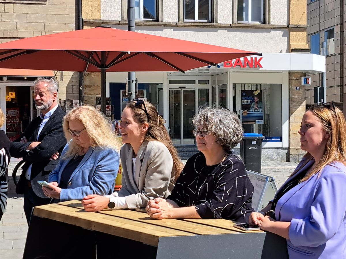 vier Frauen lehnen an einer mobilen Sitztreppe