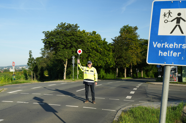Die Stadt Bayreuth sucht dringend zwei Schulweghelfer, die wie hier Horst Simon jeden Morgen Kinder sicher über die Straße geleiten. Foto: Stadt Bayreuth