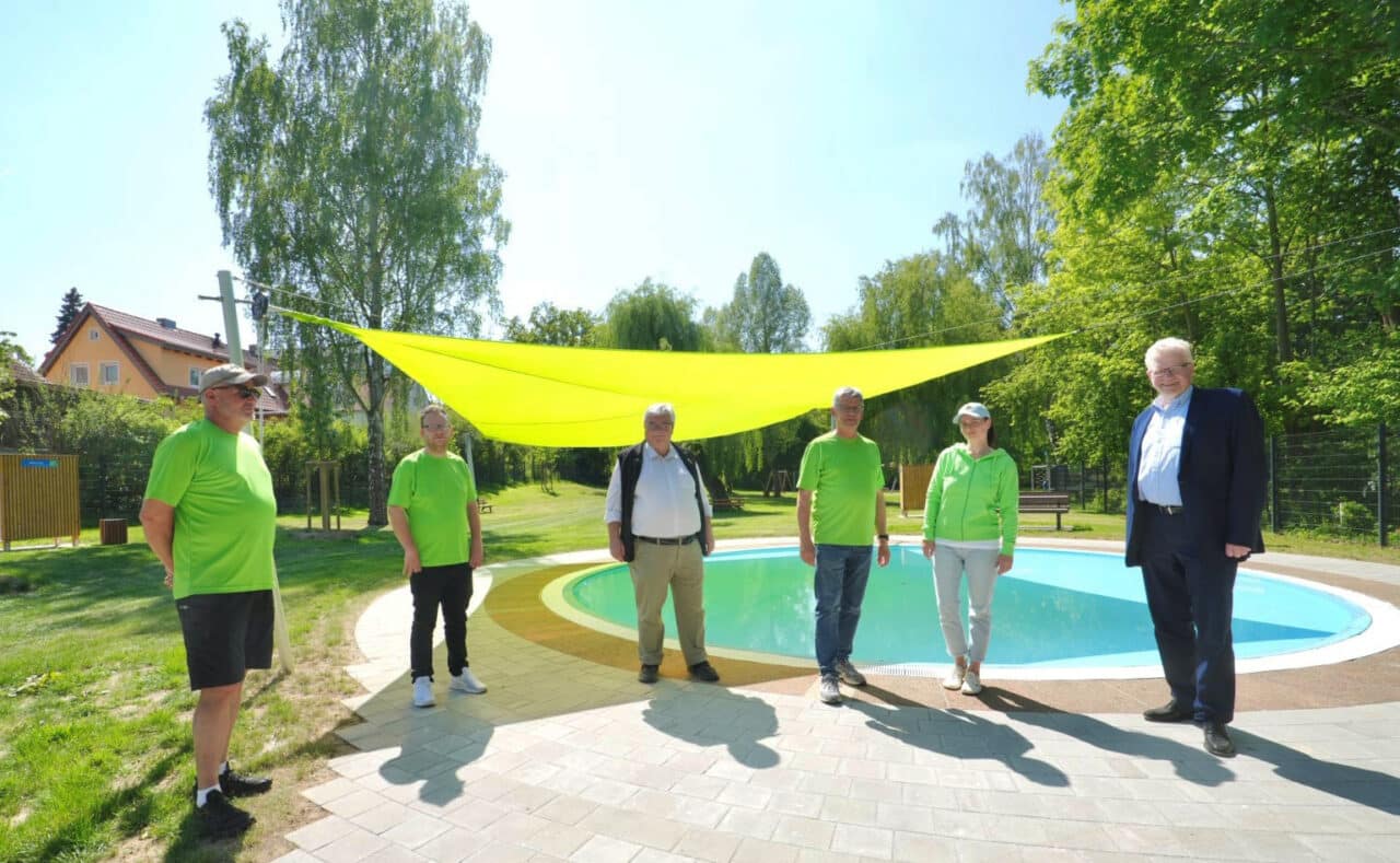OB Ebersberger und fünf Mitarbeiter der Stadt stehen vor einem Sonnensegel. | Foto: Stadt Bayreuth