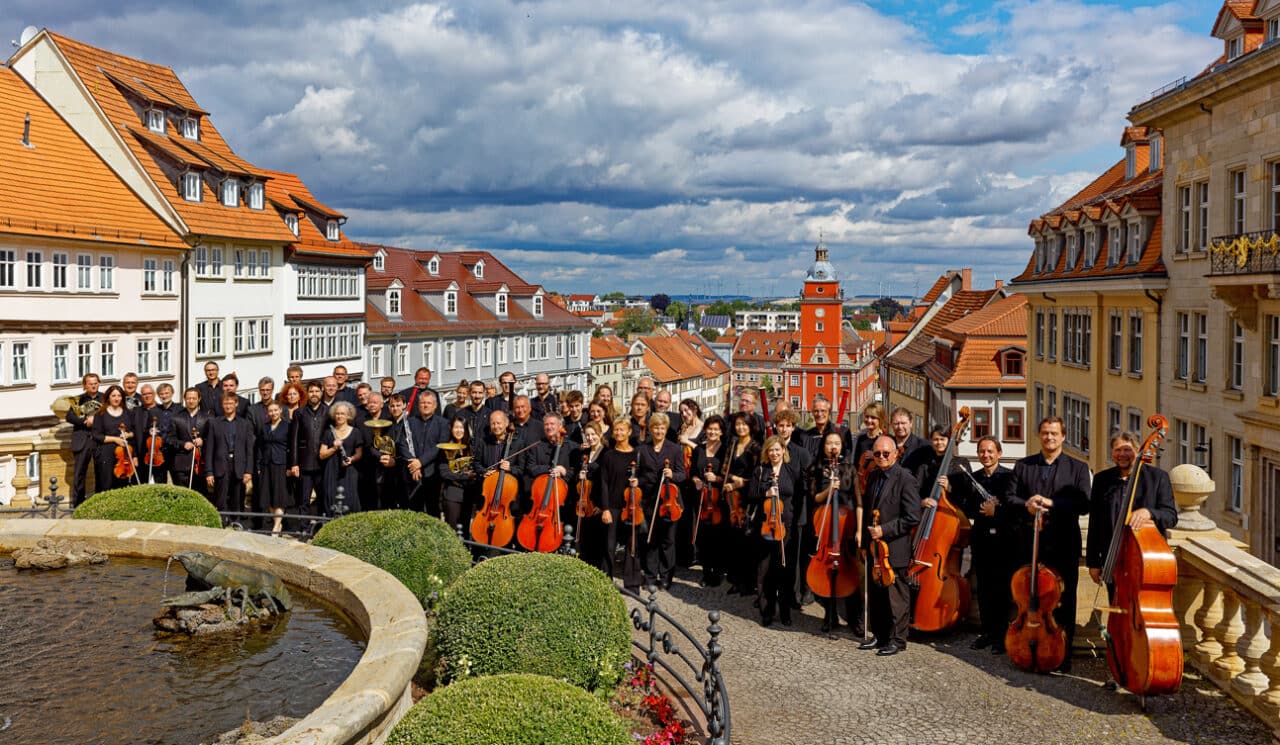 Mitglieder des Orchesters stehen mit ihren Instrumenten auf einem Platz. | Foto: Bernd Seydel