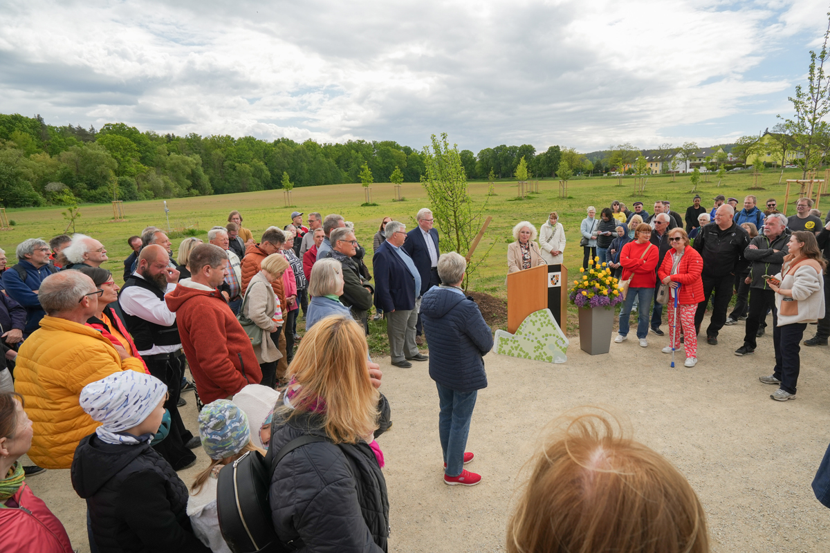Stadtbaureferentin Urte Kelm dankte den Baumpaten und allen am Projekt Beteiligten für die Realisierung des Bürgerhains sowie die Rekultivierung der drei Teiche im Studentenwald.