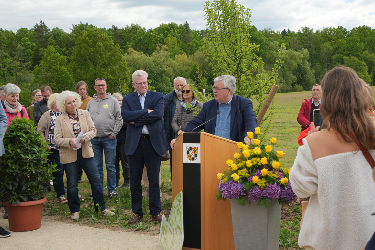Robert Pfeifer, Leiter des Stadtgartenamtes, stellte die Projekte Bürgerhain und Wiederherstellung der ehemaligen Teiche den zahlreichen Gästen vor.