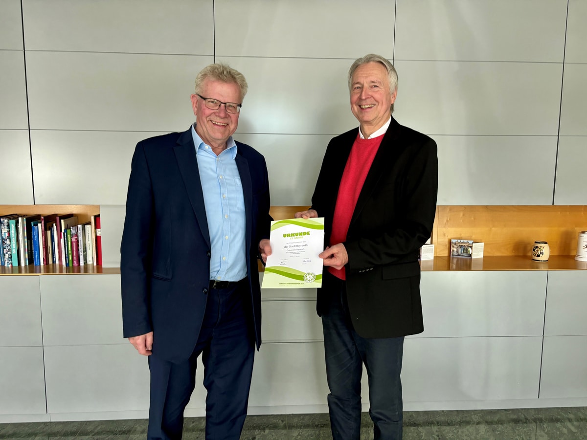 Oberbürgermeister Thomas Ebersberger und der Vorsitzende des Fichtelgebirgsvereins, Gregor Hartmann (re.). Foto: Stadt Bayreuth