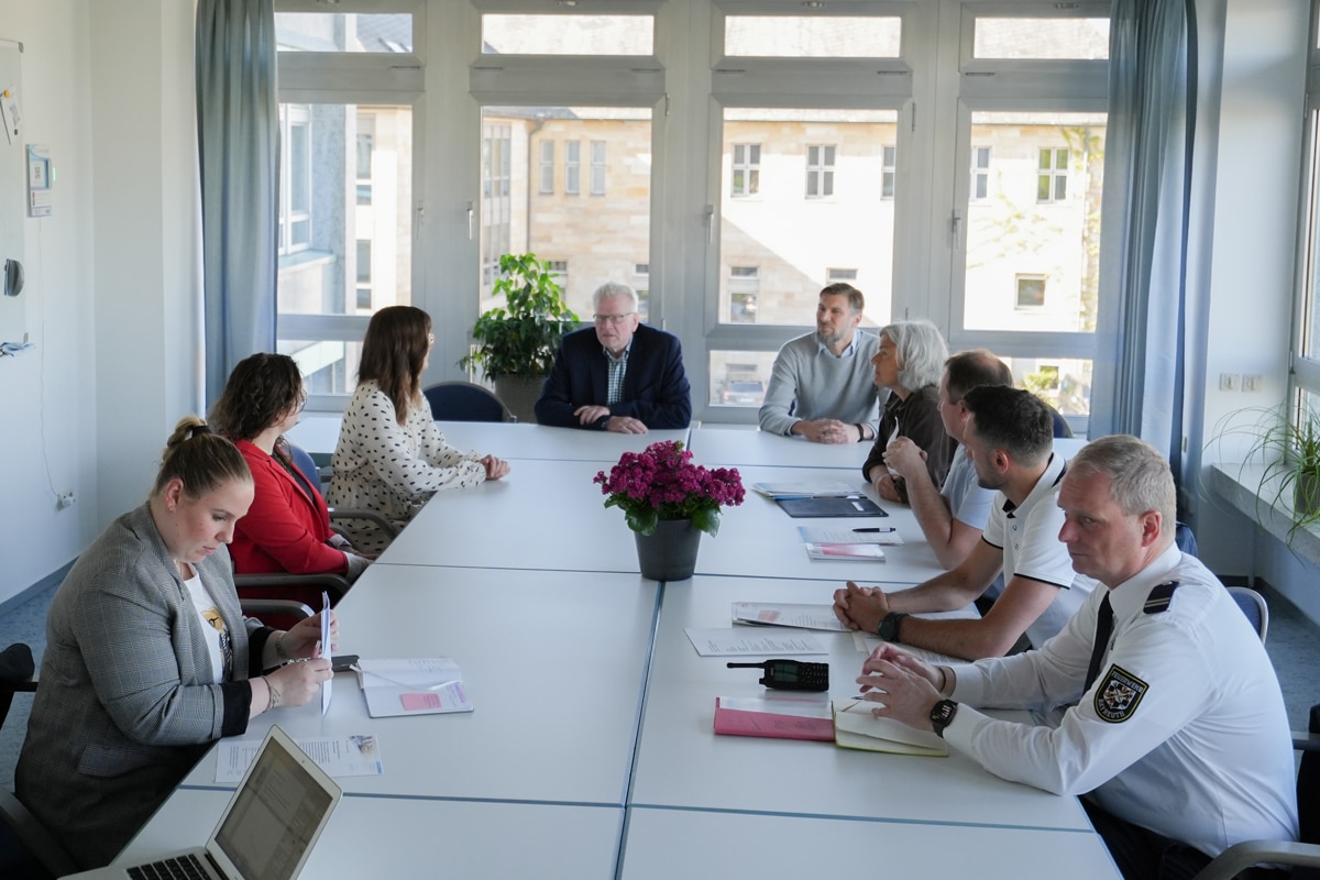 Bei einem Mediengespräch im Rathaus haben am Montag, 12. Mai, Oberbürgermeister Thomas Ebersberger (4. v. li.), Sicherheitsreferentin Ruth Fichtner (4. v. re.), Verantwortliche der Brauerei Gebr. Maisel sowie Vertreter der relevanten Dienststellen der Stadtverwaltung über die Verkehrsregelungen während des Maisel’s Weissbierfestes informiert. Foto: Stadt Bayreuth