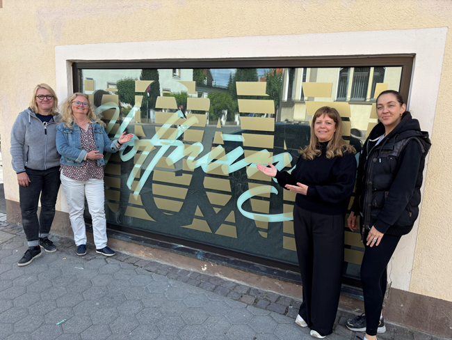 Sie freuen sich über die künstlerisch gestalten Schaufenster des Anwesens Richard-Wagner-Straße 44: (v. li.) die Kalligrafin Andrea Wunderlich, Leerstandsmanagerin Beate Kadner-Rausch, Kultur- und Wirtschaftsreferentin Eva Bär sowie die Schriftkünstlerin Hannah Rabenstein. Foto: Stadt Bayreuth
