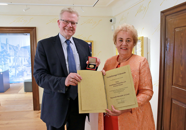 Oberbürgermeister Thomas Ebersberger verleiht Landtagspräsidentin a. D. Verena Dunst die Bayreuth Medaille in Gold. Foto: Amt der Burgenländischen Landesregierung