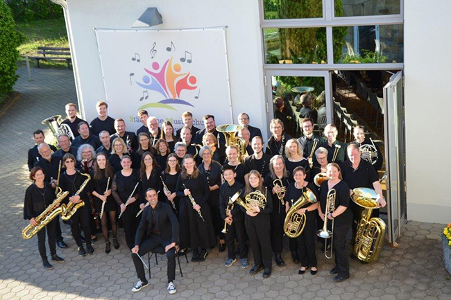 Orchester steht vor dem Richard-Wagner-Saal
