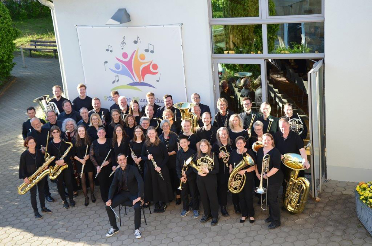 Orchester steht vor dem Richard-Wagner-Saal