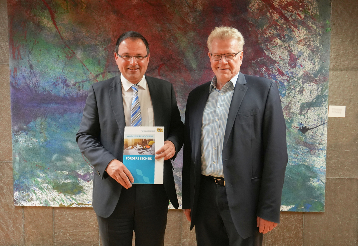 Bayerns Finanzstaatssekretär Martin Schöffel überreichte am Donnerstag einen Förderbescheid in Höhe von einer Million Euro für die Sanierung des Friedrichsforums an Oberbürgermeister Thomas Ebersberger. Foto: Stadt Bayreuth