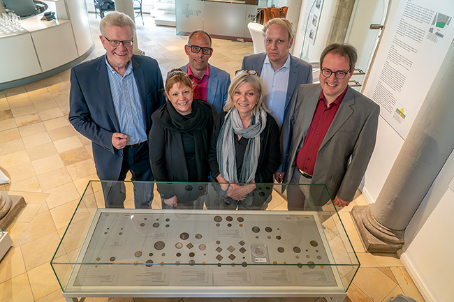 Oberbürgermeister Thomas Ebersberger, Eva Christina Bär (Referentin für Kultur und Wirtschaft der Stadt Bayreuth), Sven Greger (Münzsammler), Martina Ruppert (Leiterin des Historischen Museums), Dr. Christoph Willmitzer (Kulturstiftung der Länder) und Regierungspräsident Florian Luderschmid.
