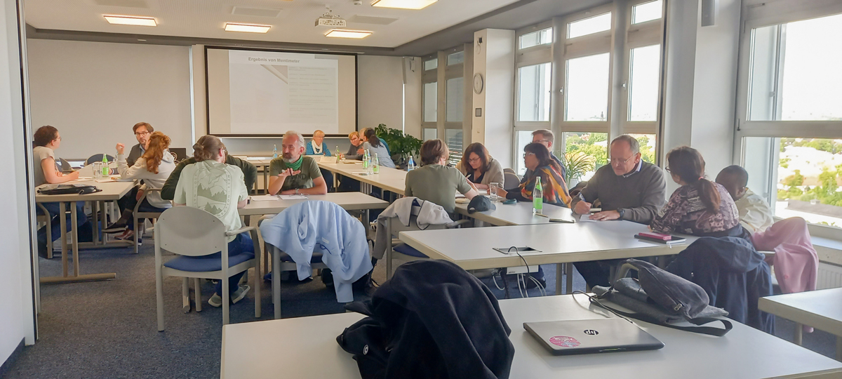 Vertreterinnen und Vertreter der Stadtverwaltung, von Wohlfahrtsverbänden, Vereinen und Studierende trafen sich zum zweiten Leitlinientreffen im Rahmen des Bayreuther Integrationsprozesses. Foto: Stadt Bayreuth