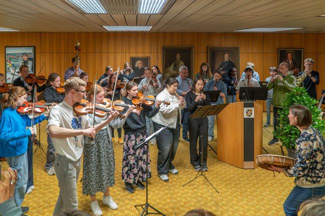 Musiker spielen im Foyer des Neuen Rathauses. Foto: bayreuth.media