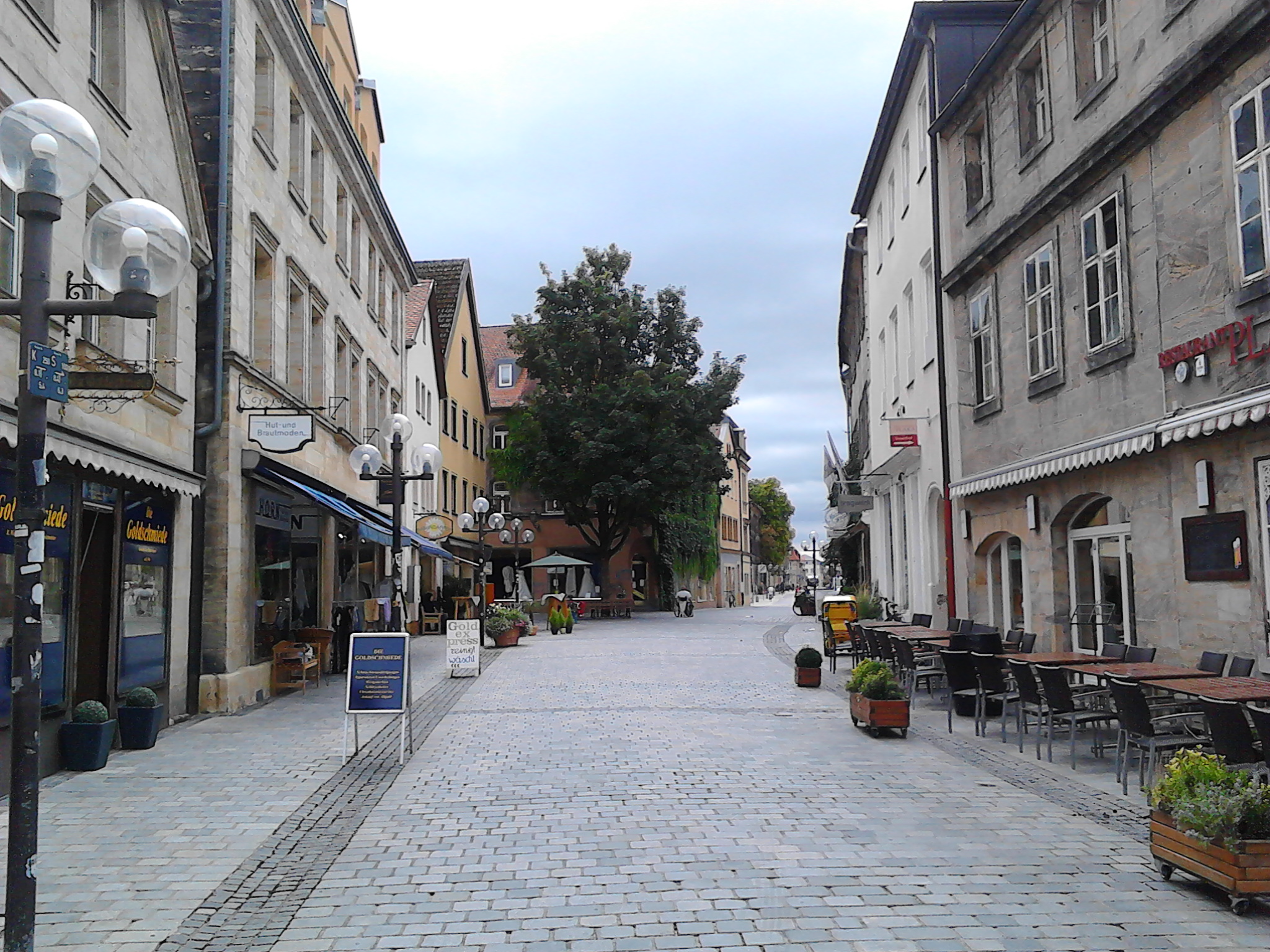 Das Foto zeigt den Blick in die Sophienstraße, Häuserzeilen links und rechts, in der Mitte die Fußgängerzone mit Granitpflaster.