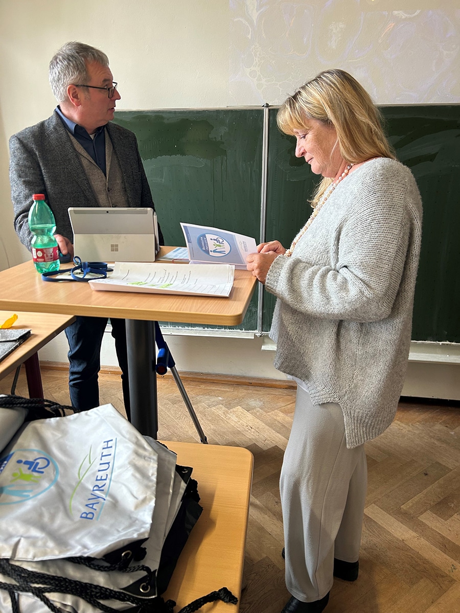 Zwei Menschen stehen vor einer Tafel
