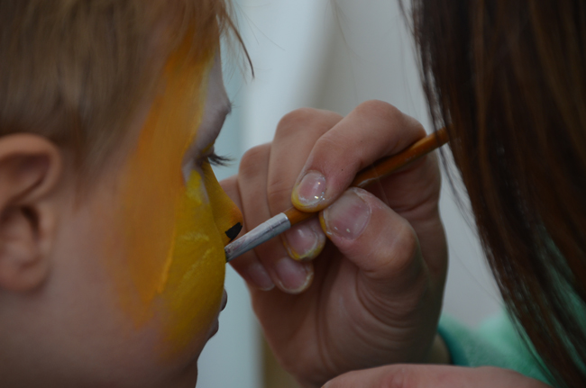 Ein Kind wird geschminkt. Foto: Adobe Stock