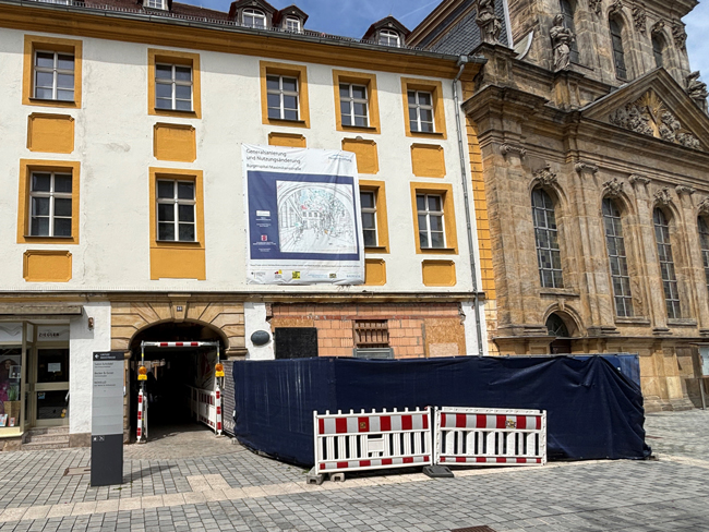 Der Durchgang durchs ehemalige Bürgerspital zur Brücke zum Rotmain-Center