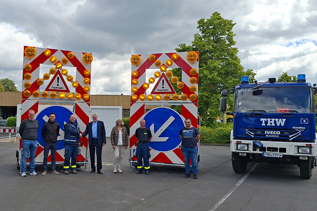 Freuen sich über die neuen Verkehrssicherungsanhänger (von links): Michael Kilchert, Leiter der Ständigen Wache, Benjamin Birkner, Leiter des Amtes für öffentliche Ordnung, Brand- und Katastrophenschutz, Matthias Wagner, THW-Gruppenführer Fachgruppe N, Oberbürgermeister Thomas Ebersberger, Ruth Fichtner, Referentin für Personal, Recht, öffentliche Sicherheit und Ordnung, Sven Voigt, THW-Schirrmeister, und Andreas Kossak von der Ständigen Wache.