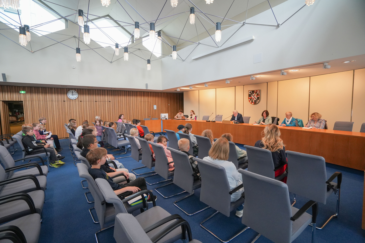 Oberbürgermeister Thomas Ebersberger hatte Mädchen und Jungen zum Schülerempfang ins Neue Rathaus eingeladen. Dem waren zahlreiche Schülerinnen und Schüler gefolgt, die das Stadtoberhaupt und die Stadtverwaltung mit ihren Fragen und Anliegen löcherten. | Foto: Stadt Bayreuth