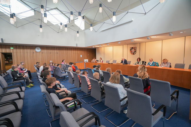 Oberbürgermeister Thomas Ebersberger hatte Mädchen und Jungen zum Schülerempfang ins Neue Rathaus eingeladen. Dem waren zahlreiche Schülerinnen und Schüler gefolgt, die das Stadtoberhaupt und die Stadtverwaltung mit ihren Fragen und Anliegen löcherten. | Foto: Stadt Bayreuth