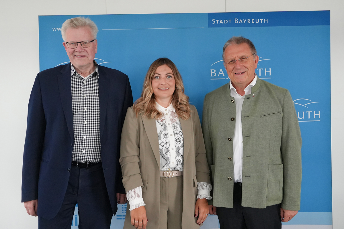 Oberbürgermeister Thomas Ebersberger, die Direktorin der AOK Bayreuth-Kulmbach, Melanie Heinlein-Lodes, und Bezirkstagspräsident Henry Schramm besiegelten am Freitag, 6. Juni, ihre Zusammenarbeit für den Betrieb des Pflegestützpunkts in Bayreuth. Foto: Stadt Bayreuth