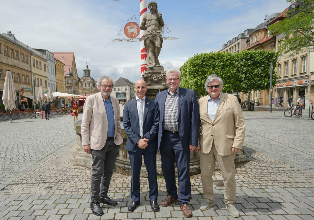 Vier Männer stehen in der Maximilianstraße. Foto: Stadt Bayreuth