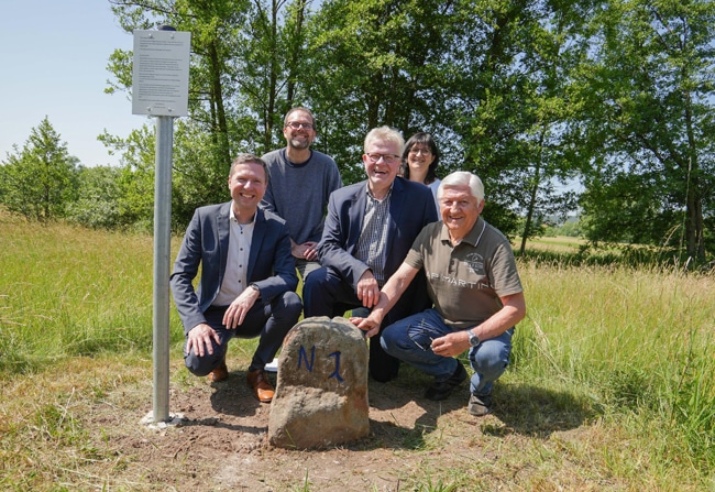 Erinnerten an die Setzung des ersten Grenzsteins zwischen Bayreuth und Heinersreuth vor 250 Jahren: (v. li.) Landrat Florian Wiedemann, Frank Wirthmann vom Amt für Digitalisierung, Breitband und Vermessung Bayreuth, Oberbürgermeister Thomas Ebersberger, Dritte Bürgermeisterin Karin Vogel-Knopf und Ehrenfeldgeschworener Reiner Hübsch. Foto: Stadt Bayreuth