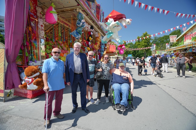 Eine Personengruppe auf dem Bayreuther Volksfest. Foto: Stadt Bayreuth