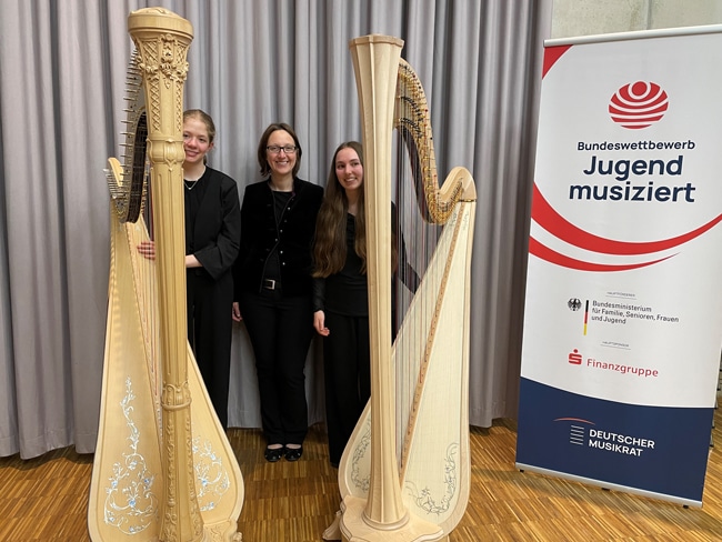 Das Harfenduo Juliane Kertsch und Maja Rieger mit Christine Leibbrand-Kügerl. Foto: Andrea Rieger