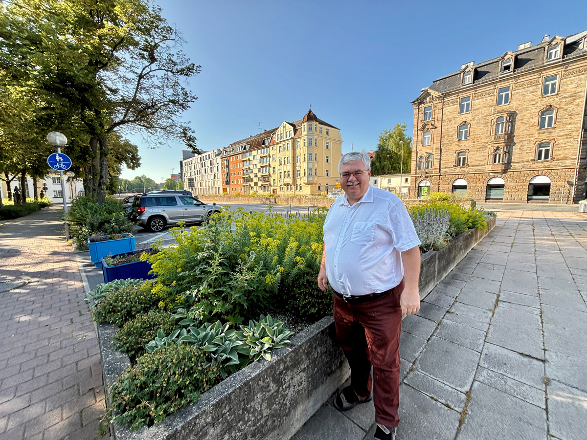Stadtgartenamtsleiter Robert Pfeifer verrät im Gartentipp für den Juni die vielfältigen Vorzüge von Stauden. Foto: Stadt Bayreuth