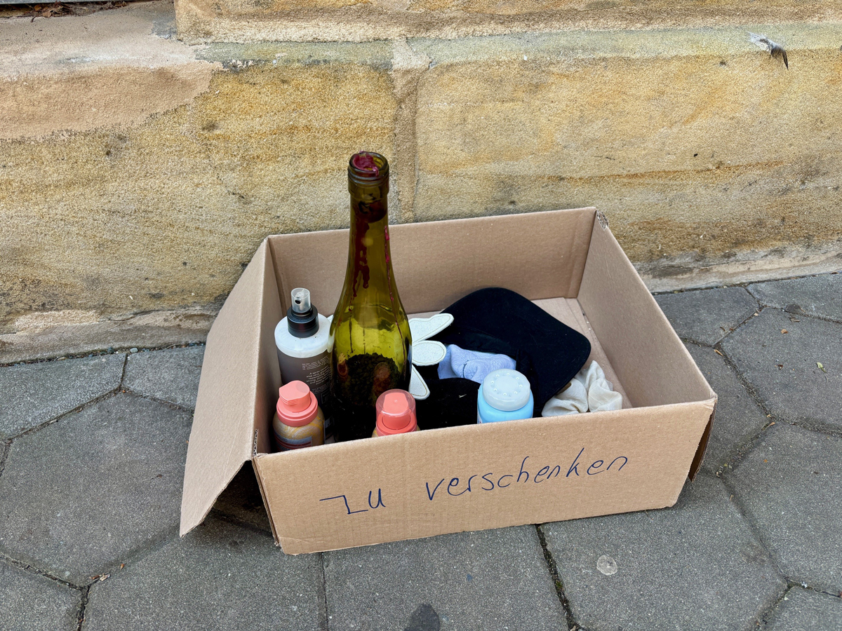Auch wenn es „gut gemeint“ sein sollte, aber diese „Geschenkbox“ in der Alexanderstraße stellt rechtlich gesehen eine „widerrechtliche Ablagerung von Abfällen“ auf öffentlichem Grund dar.