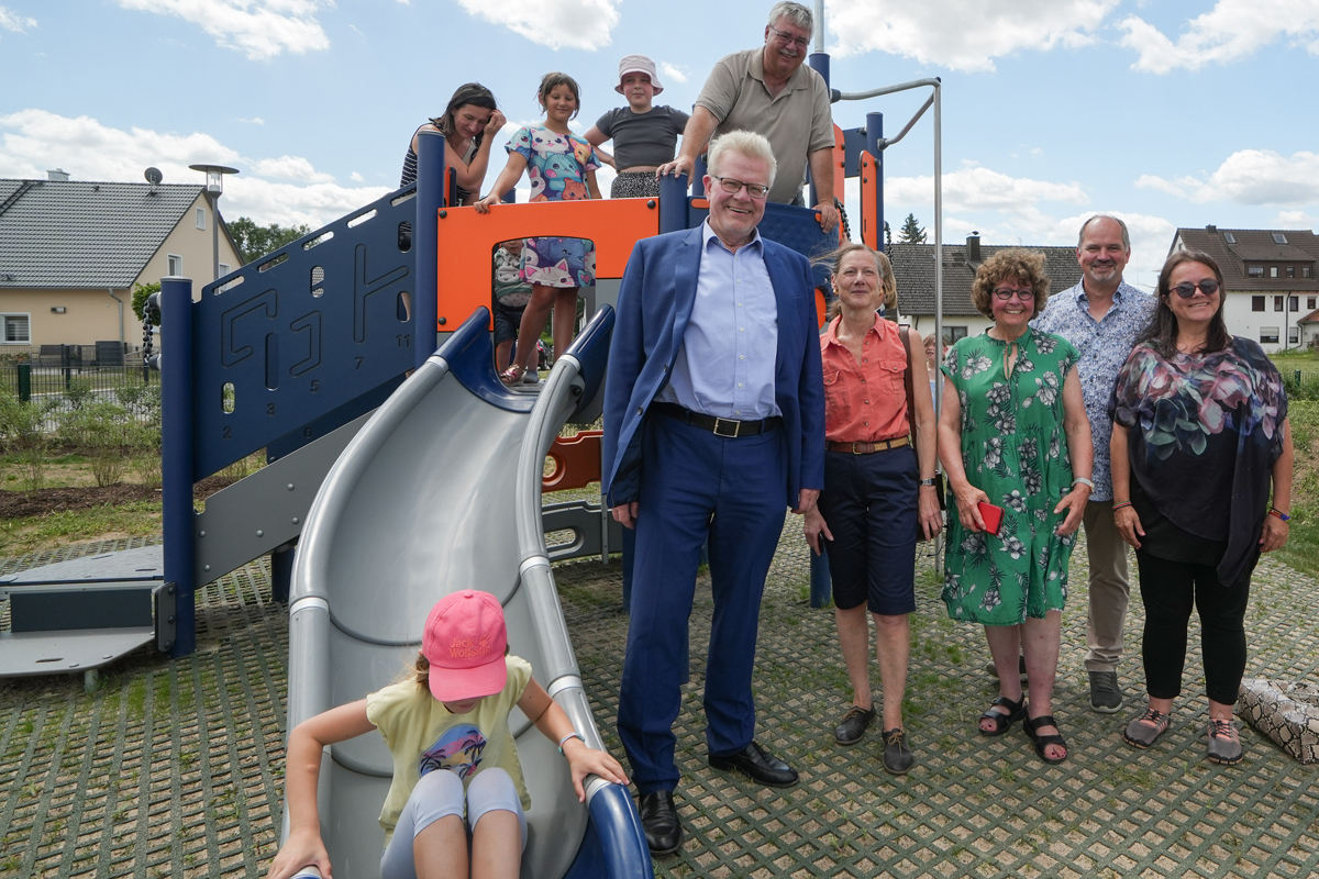 Sie freuen sich mit vielen Jungs und Mädels über den neuen Spielplatz in Laineck: (v. li.) Oberbürgermeister Thomas Ebersberger, Stadtgartenamtsleiter Robert Pfeifer, die Stadträtinnen Sabine Steininger und Ingrid Heinritzi-Martin, Stadtrat Jörg Grieshammer und die Behindertenbeauftragte der Stadt Bayreuth, Bettina Wurzel. Foto: Stadt Bayreuth