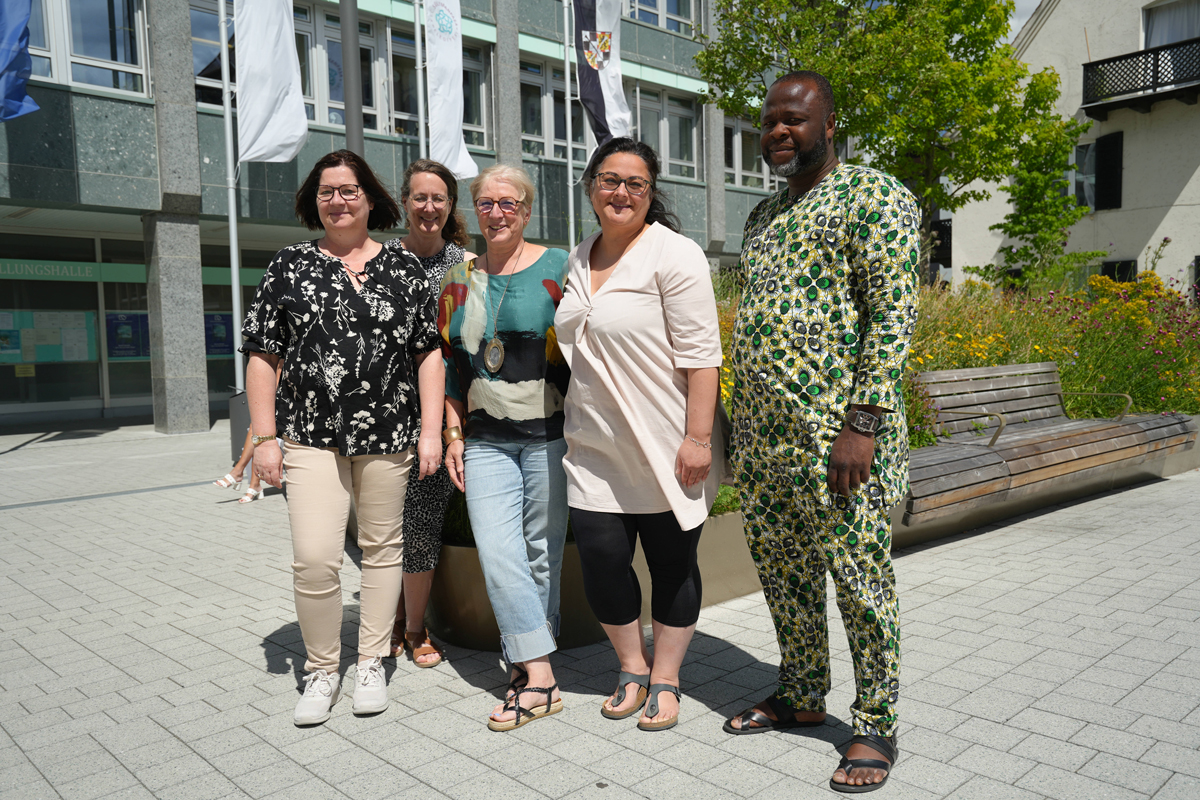 Sie freuen sich über den Erfolg des Sprachförderprojekts in Bayreuth: (v. li.) Sozialreferentin Manuela Brozat, Daniela Dietel (Rektorin Luitpold-Grundschule), Manuela Solley (Geschäftsstelle Integrationsbeirat), Filiz Durak (Geschäftsführerin IIK) und Ibukun Koussemou (Integrationsbeauftragter). Foto: Stadt Bayreuth